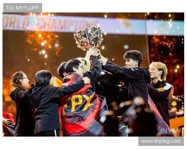 FPX战队的荣耀与挑战：从默默无闻到英雄联盟巅峰之路的奋斗历程